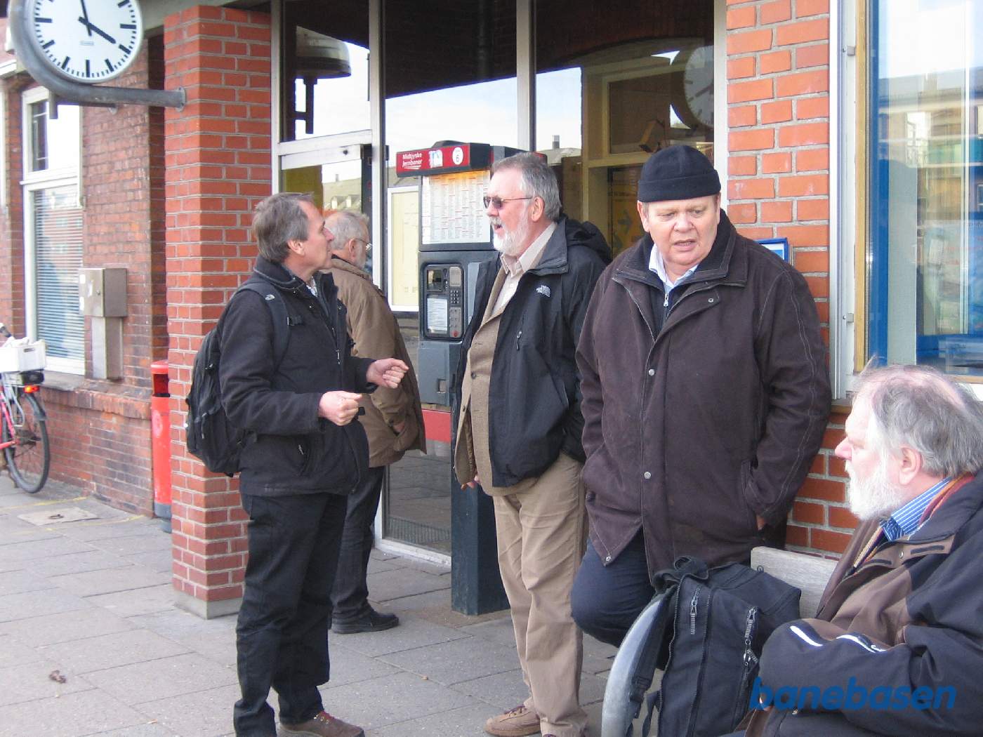 Nogle af gæsterne står på perronen og venter på tog til Aarhus