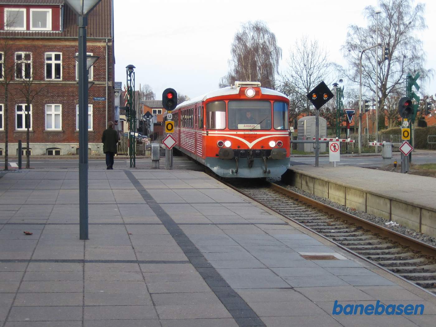 Tog fra Aarhus på vej ind på stationen Tog fra Aarhus på vej ind på stationen