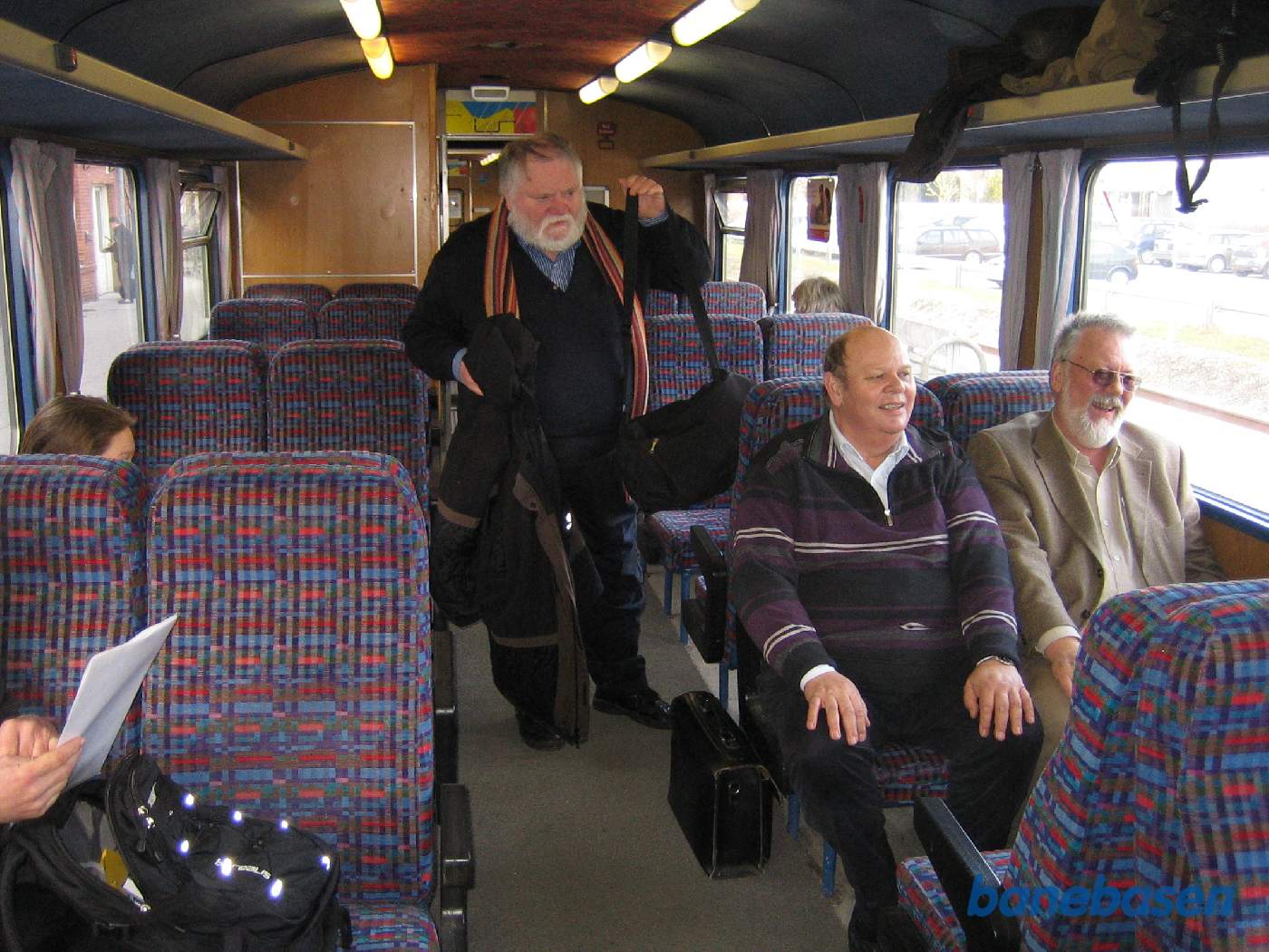 Inde i toget sætter gæsterne sig godt til rette