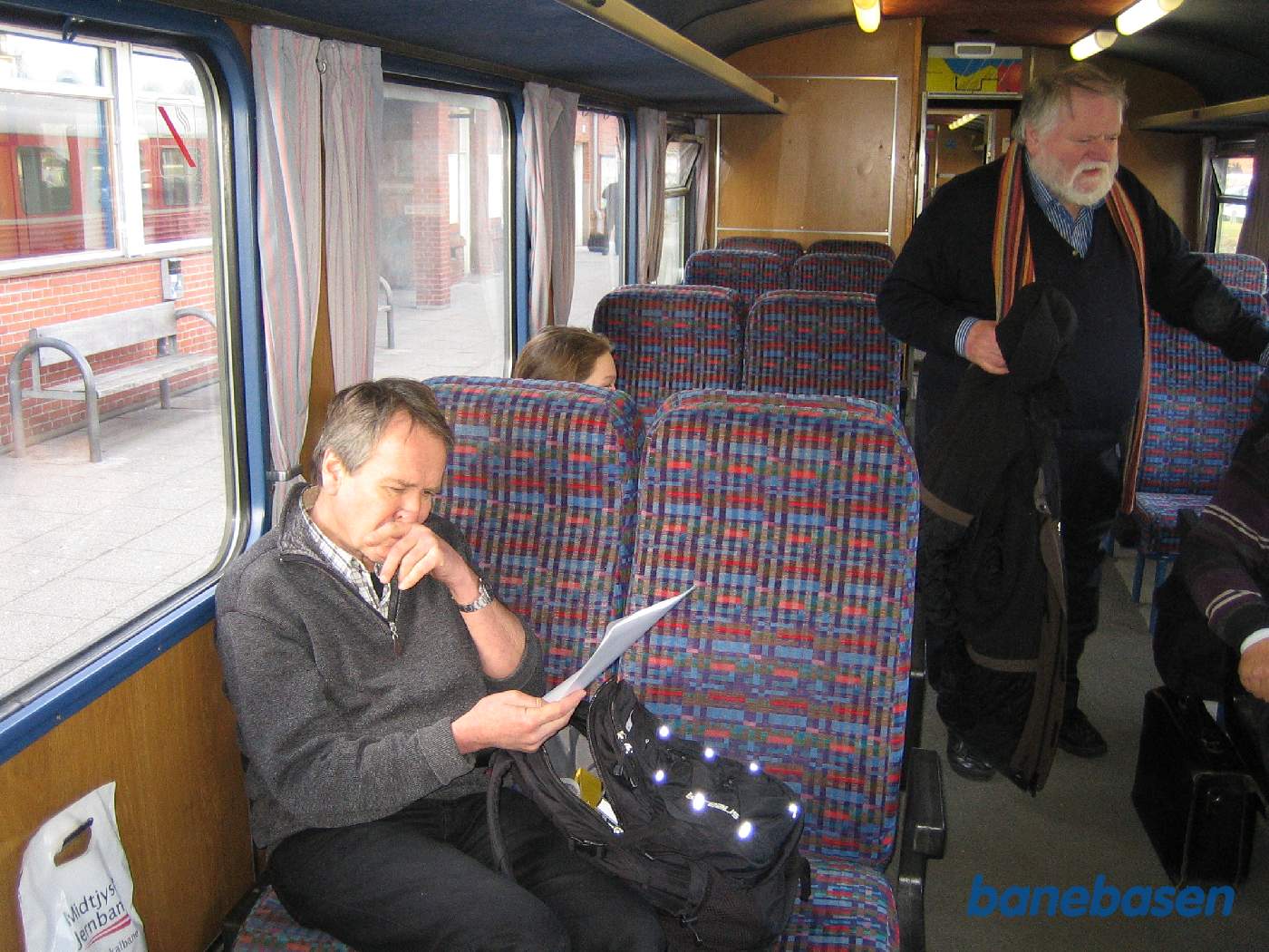 Inde i toget sætter gæsterne sig godt til rette