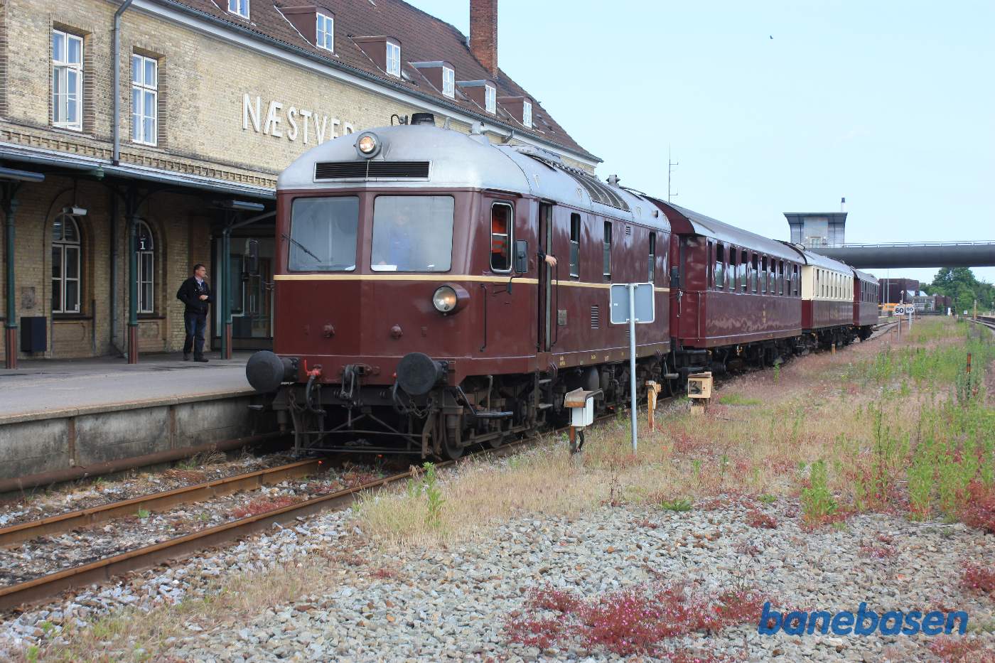 Tilbringertoget er kommet til Næstved. Vognene er lejet hos Danmarks Jernbanemuseum Tilbringertoget er kommet til Næstved. Vognene er lejet hos Danmarks Jernbanemuseum