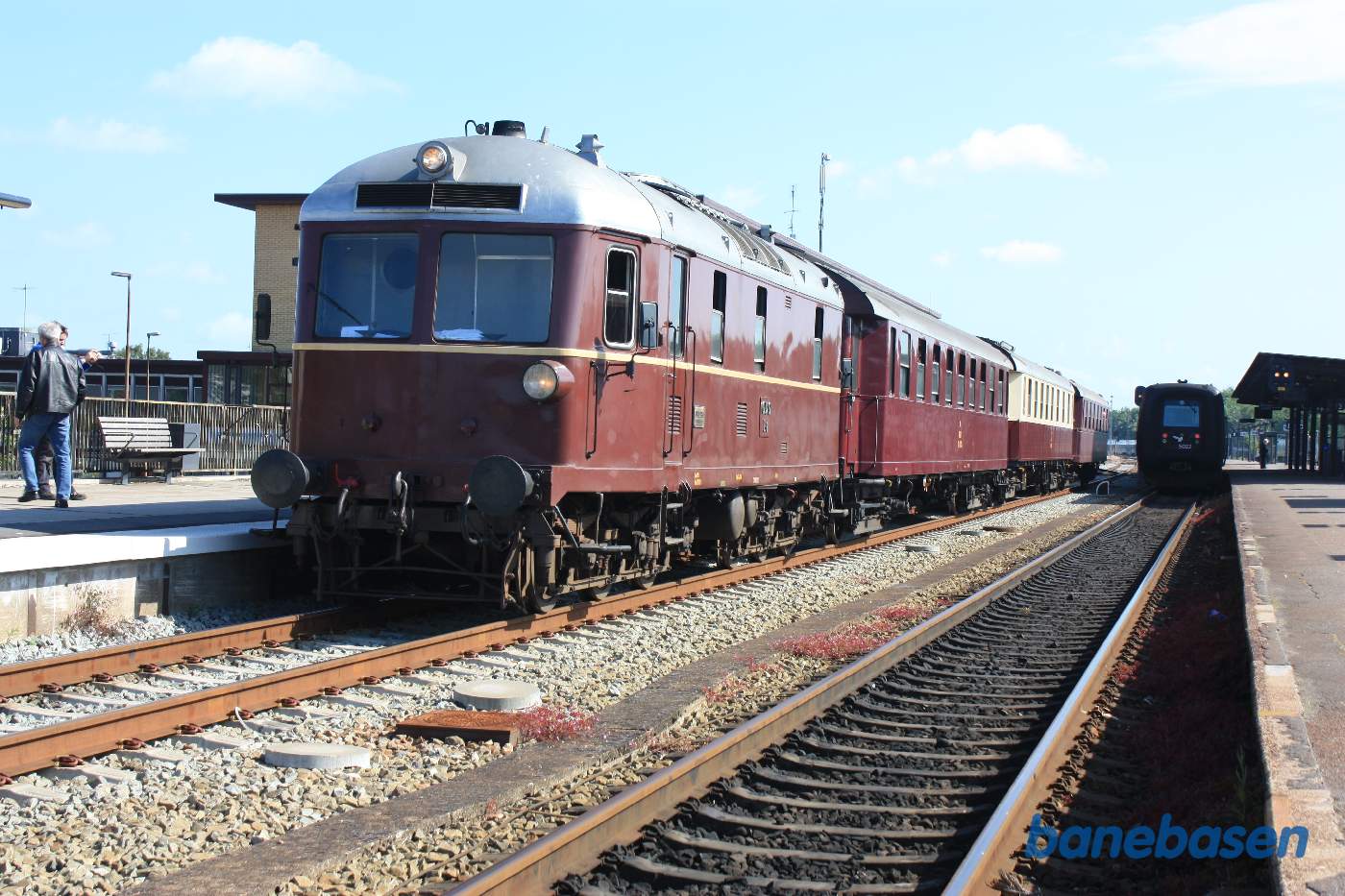 Tilbringertoget er kommet til Nykøbing F, hvor der er et lille ophold