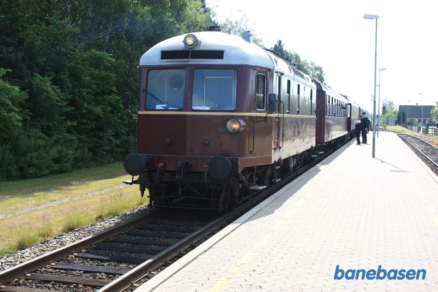 Vi afventer krydsning med lokalt tog