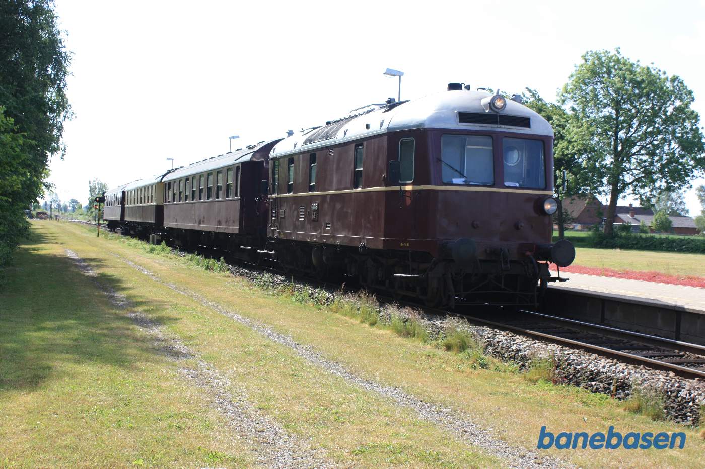 Vi afventer krydsning med lokalt tog