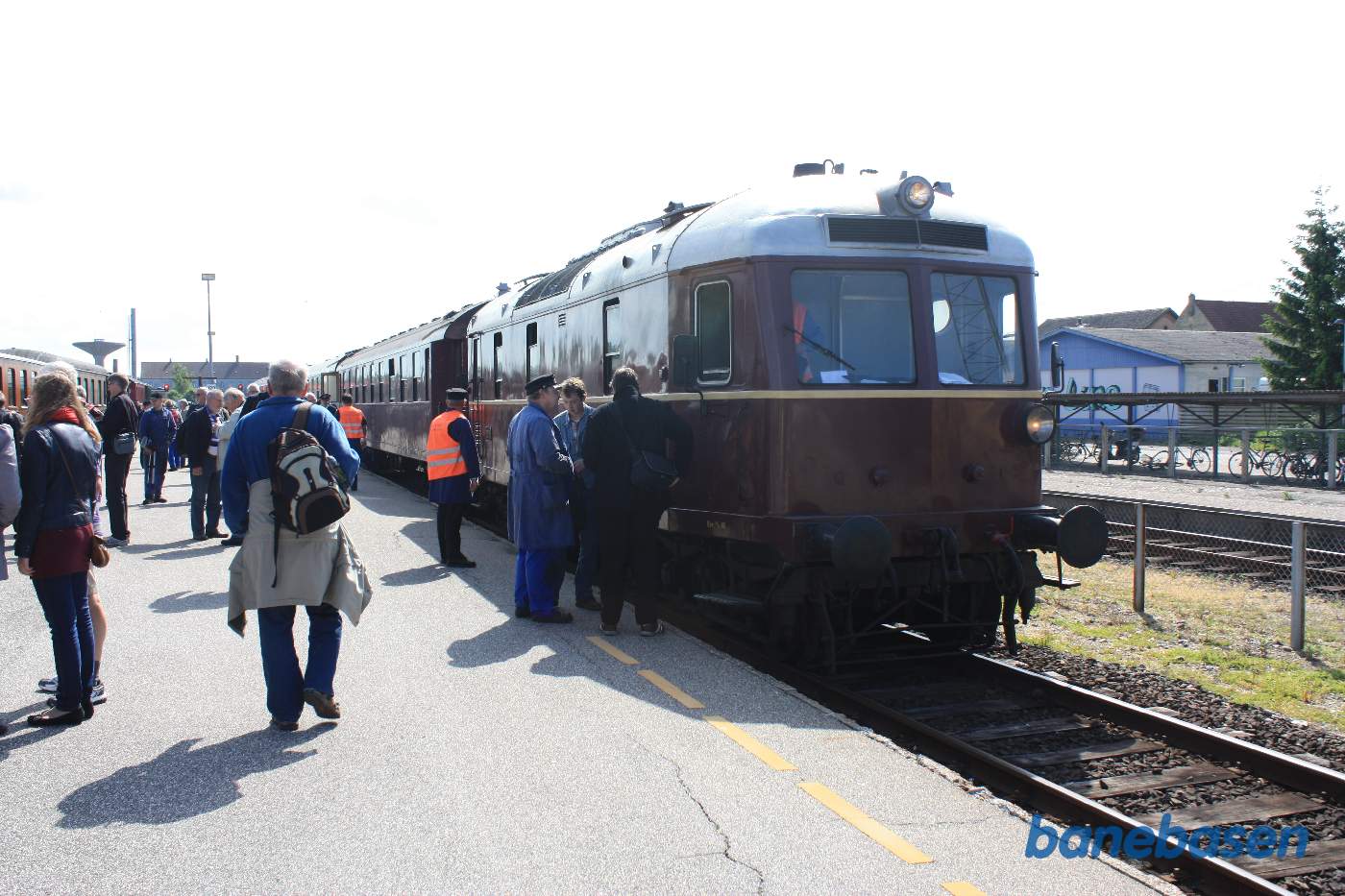 Toget fra København skal køres til side, her aftales rangeringen på Maribo station