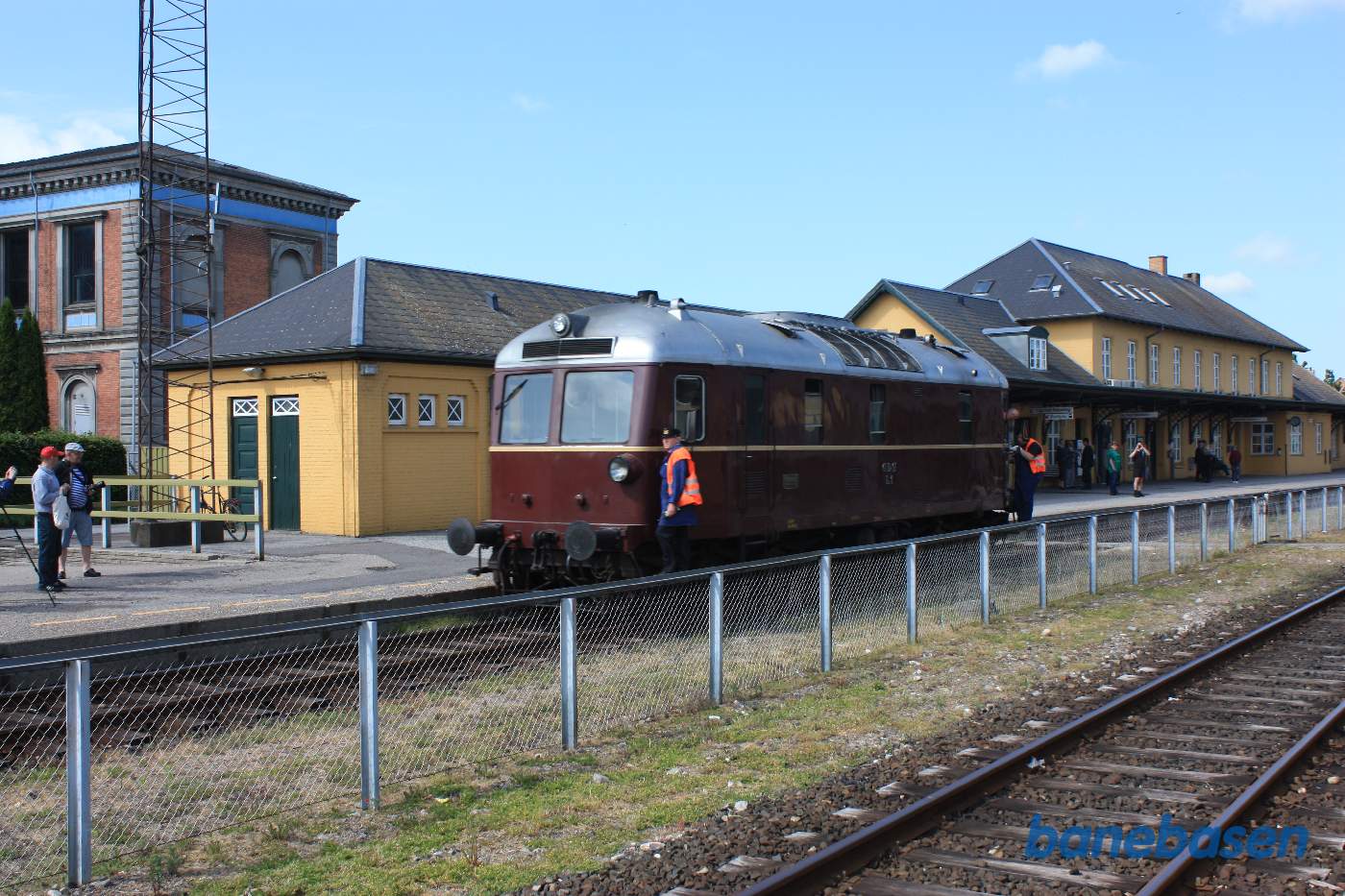 L1 omløber vognene gennem spor 1