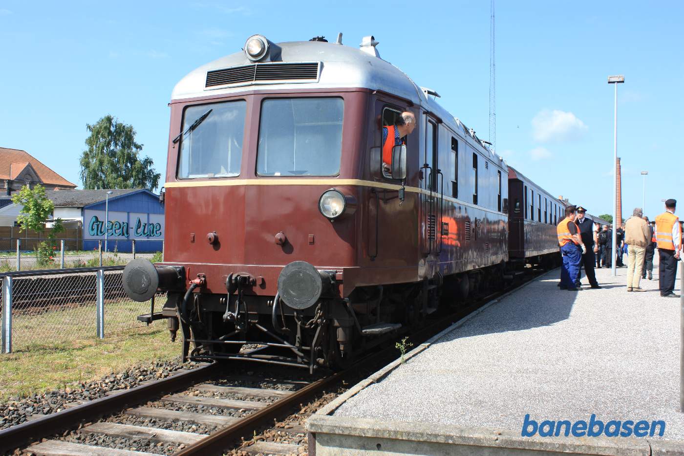 Lokomotivføreren kigger ud af vinduet