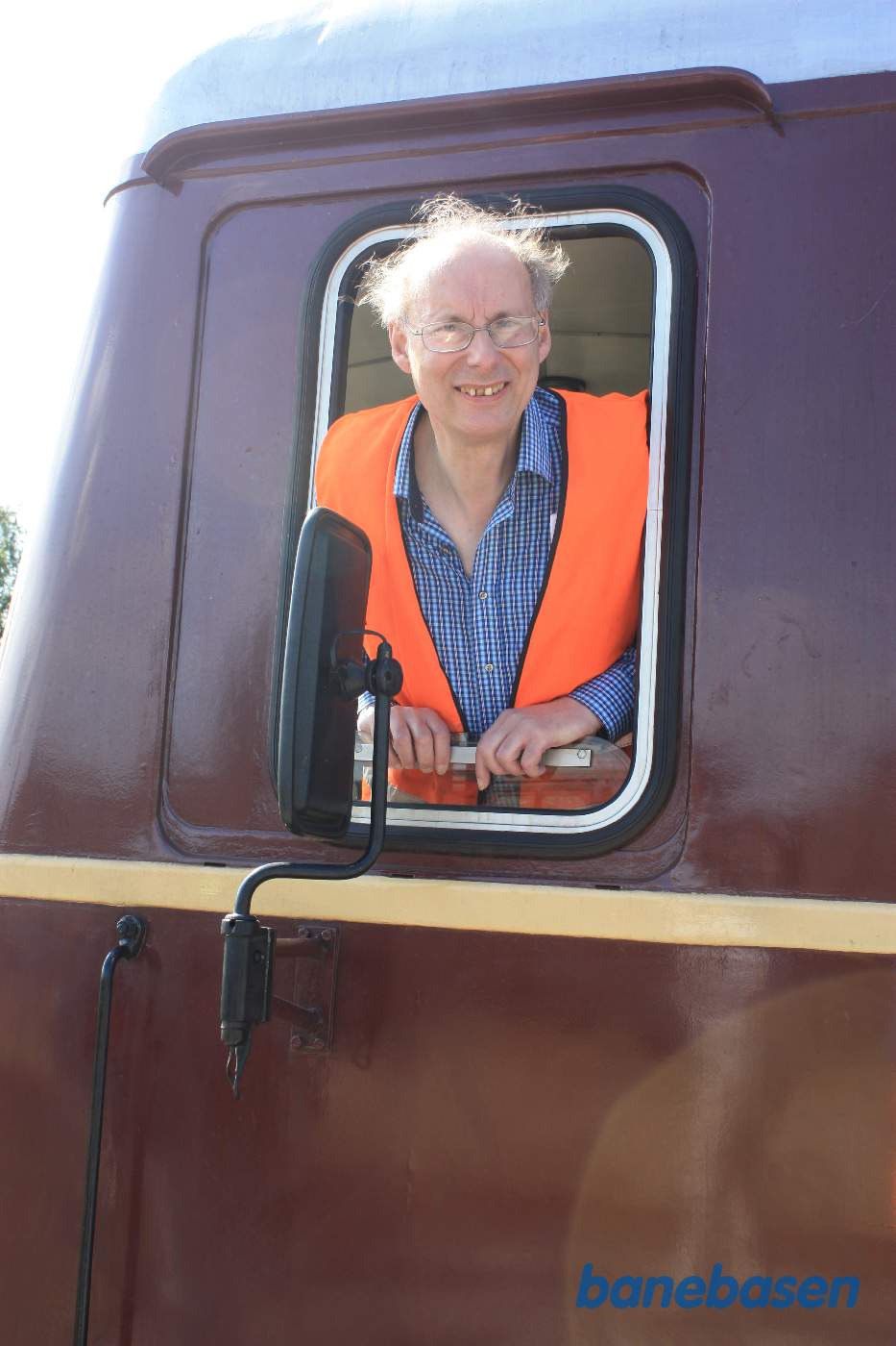 Lokomotivføreren kigger ud af vinduet