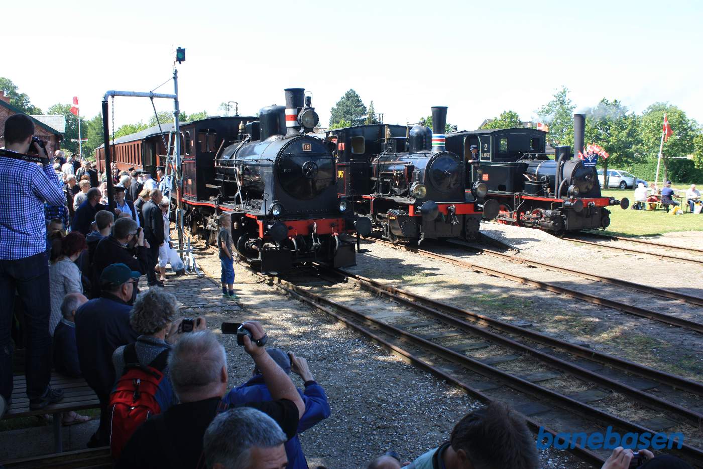 Det er ikke hver dag man ser 3 opfyrede damplokomotiver, så fotograferne har travlt Det er ikke hver dag man ser 3 opfyrede damplokomotiver, så fotograferne har travlt
