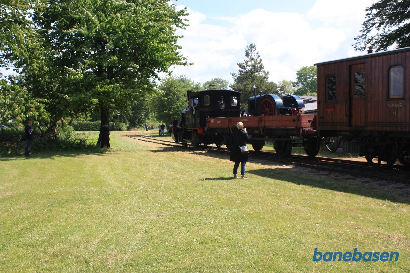 Blandettog på vej ud af Bandholm station på vej ned til Bandholm havn