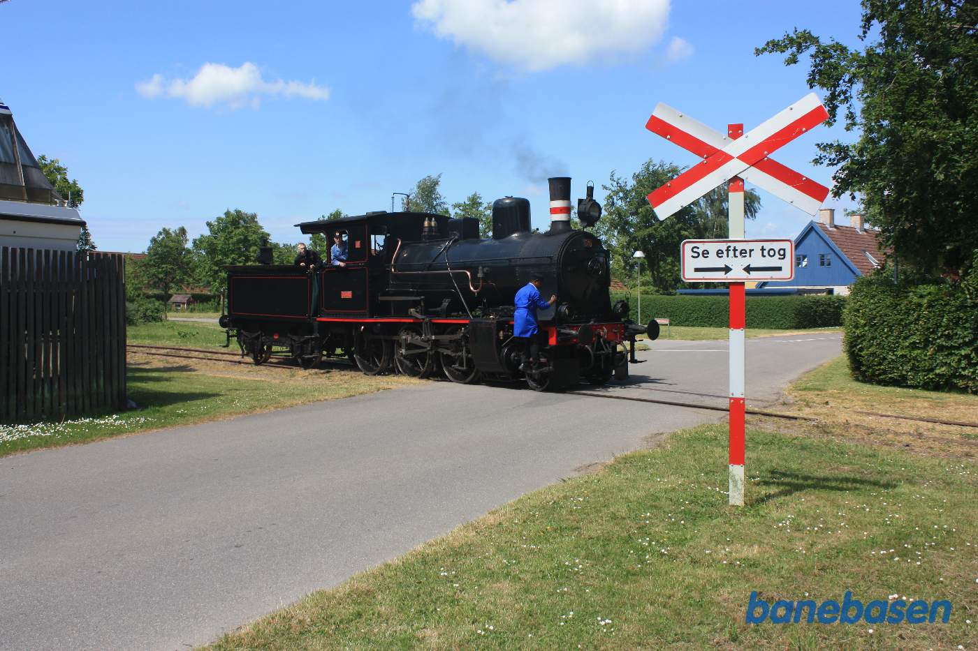 Et damplokomotiv rangerer ned til Bandholm havn