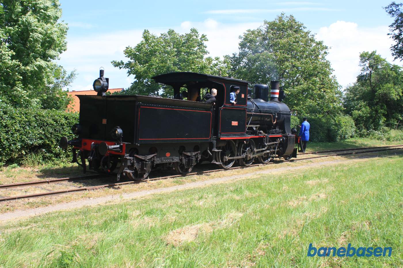 Et damplokomotiv rangerer ned til Bandholm havn, det skal ned og hente det tog der for et øjeblik siden kørte derned