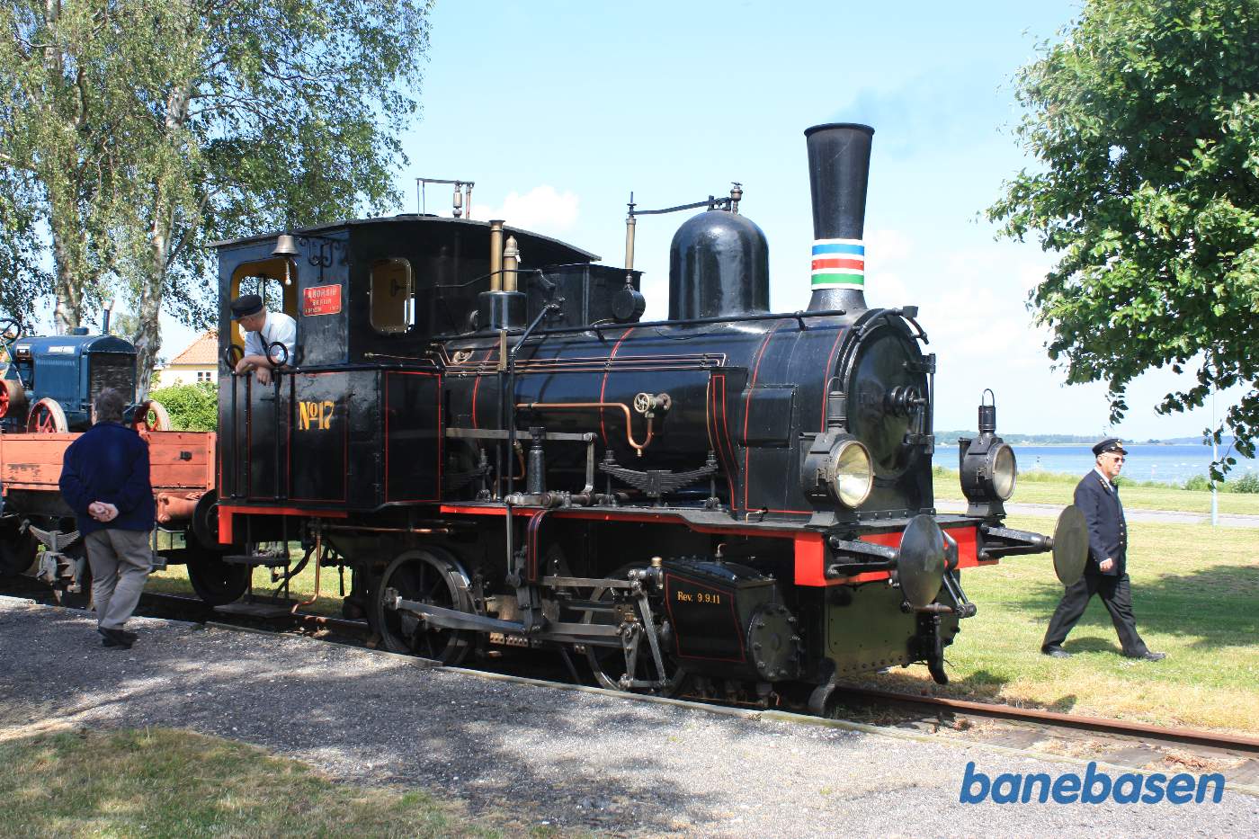 Så er Nr. 17 koblet af. Lokomotivføreren kigger op langs stammen