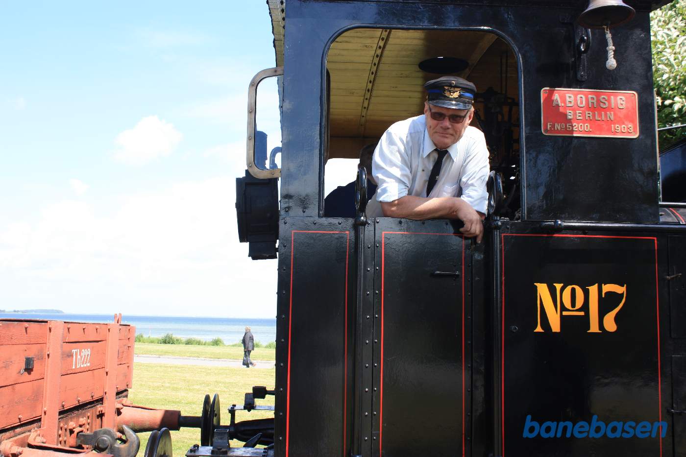 Lokomotivføreren kigger ud på fotografen