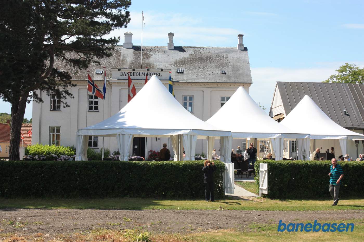 Bandholm Hotel har i dagens anledning opsat telte udenfor til gæsterne