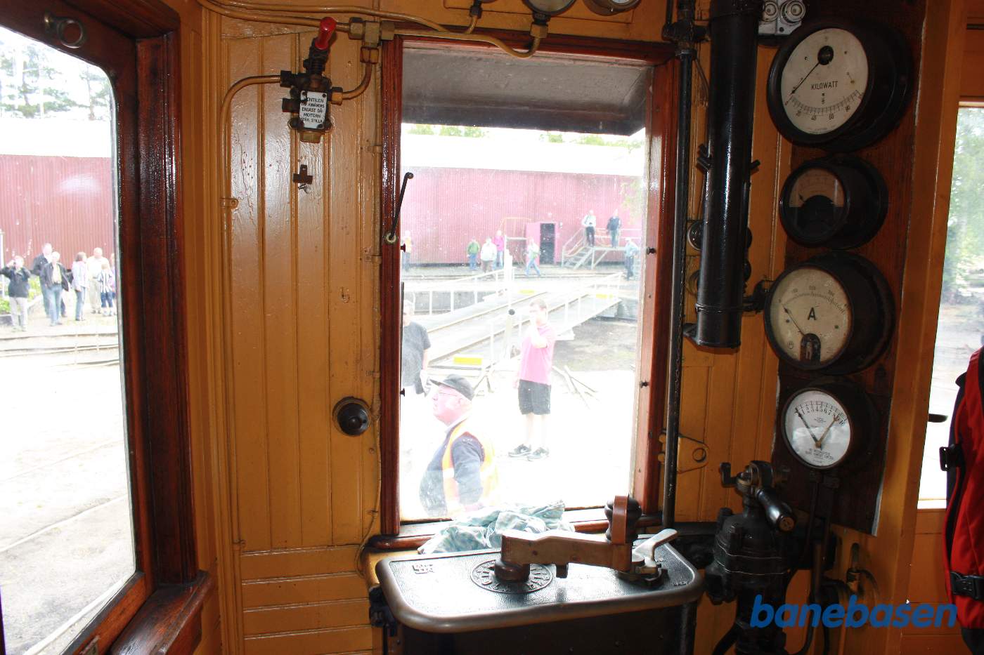 Førerrummet, vi kigger ud af frontruden Førerrummet, vi kigger ud af frontruden