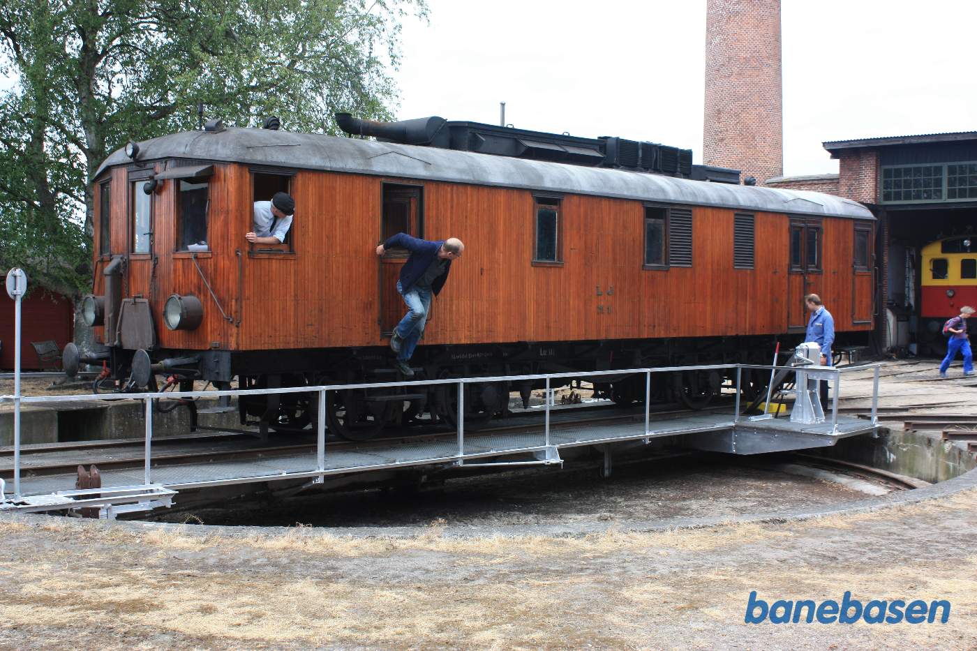 Det gamle dieselelektriske lokomotiv er startet og på vej ud på drejeskiven
