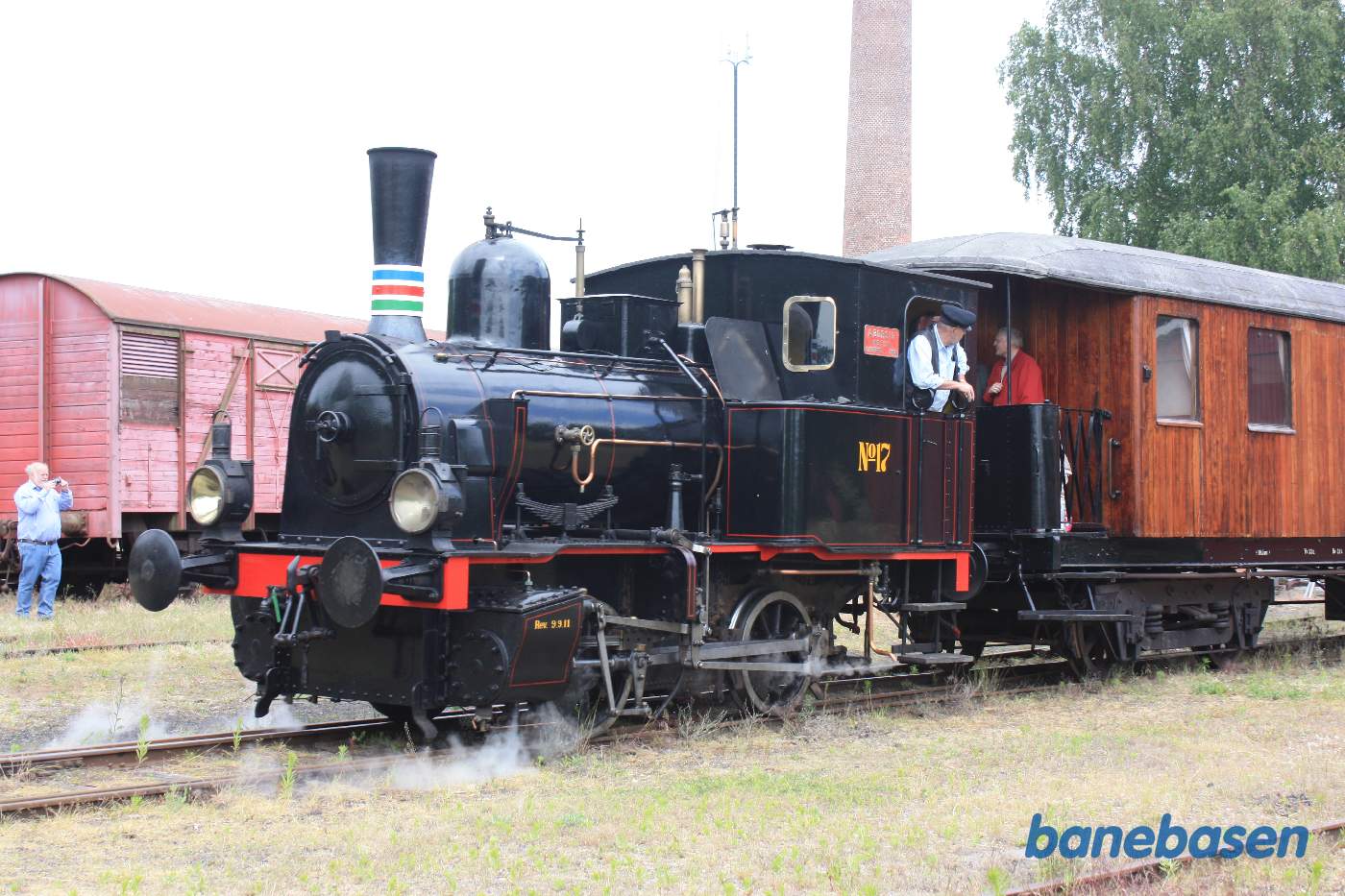 Et tog rangeres ned mod remiseområdet