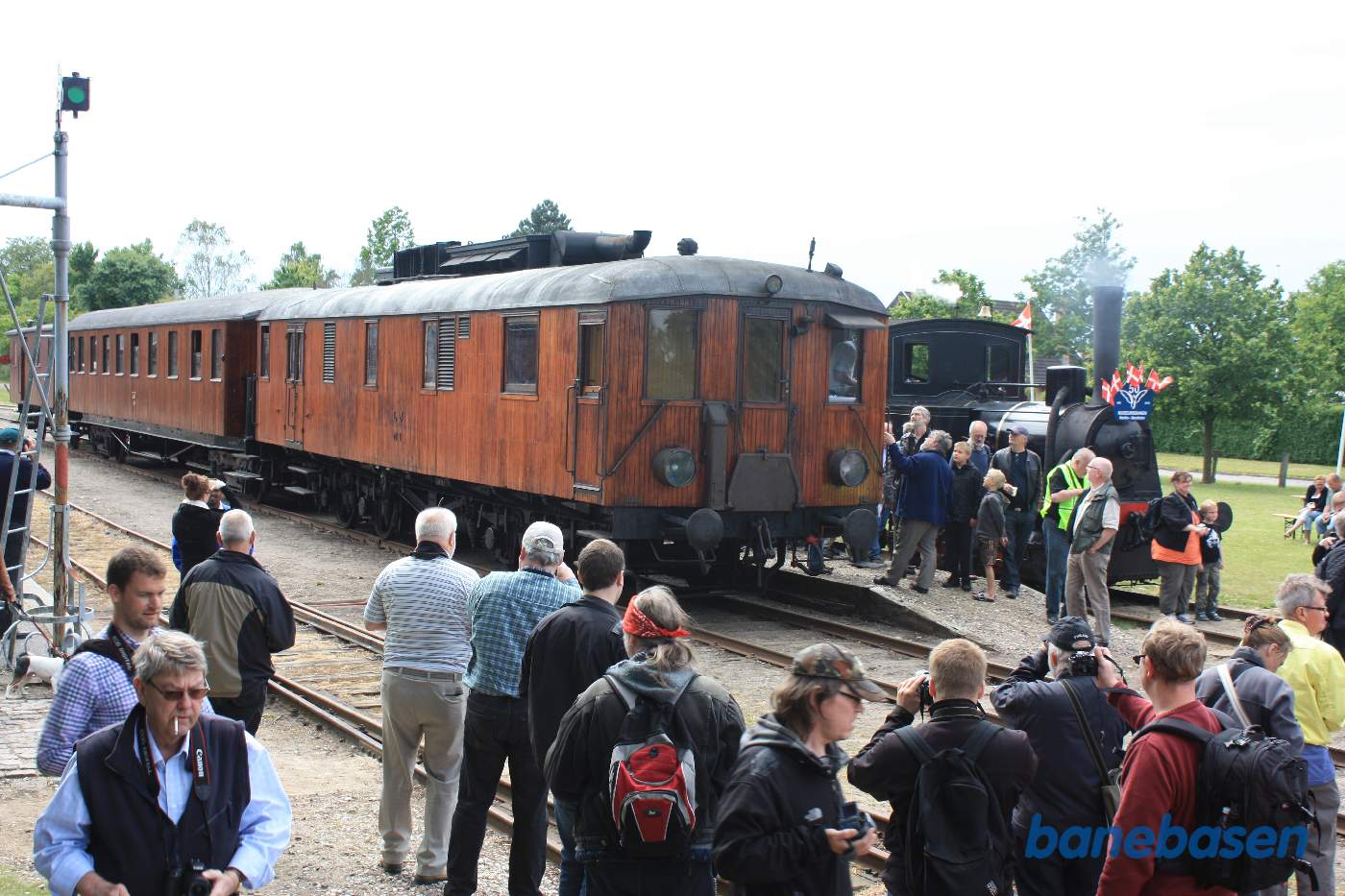 M1 ankommet til Bandholm spor 2, hvor fotograferne har travlt med at fotograferer. Det er ikke så ofte at M1 er ude at køre