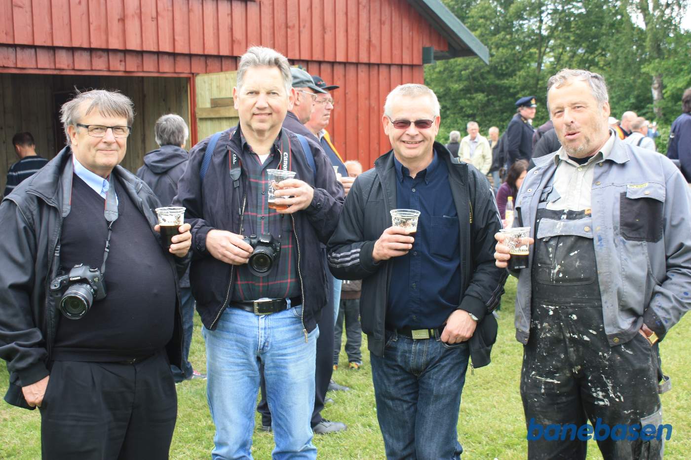 4 gamle venner nyder et glas øl