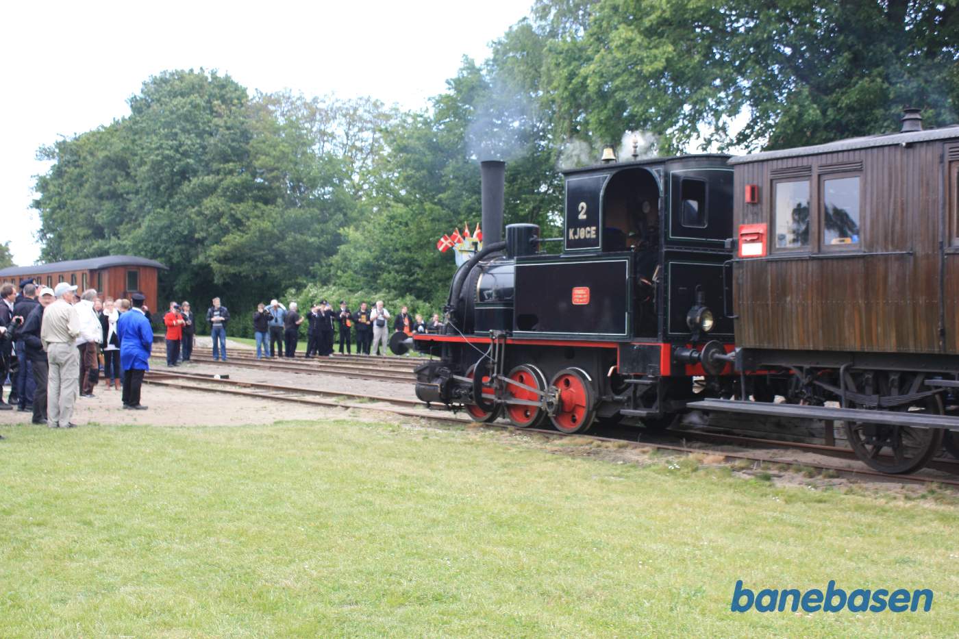 Det lille damplokomotiv med tog på vej ind i spor 3 Det lille damplokomotiv med tog på vej ind i spor 3