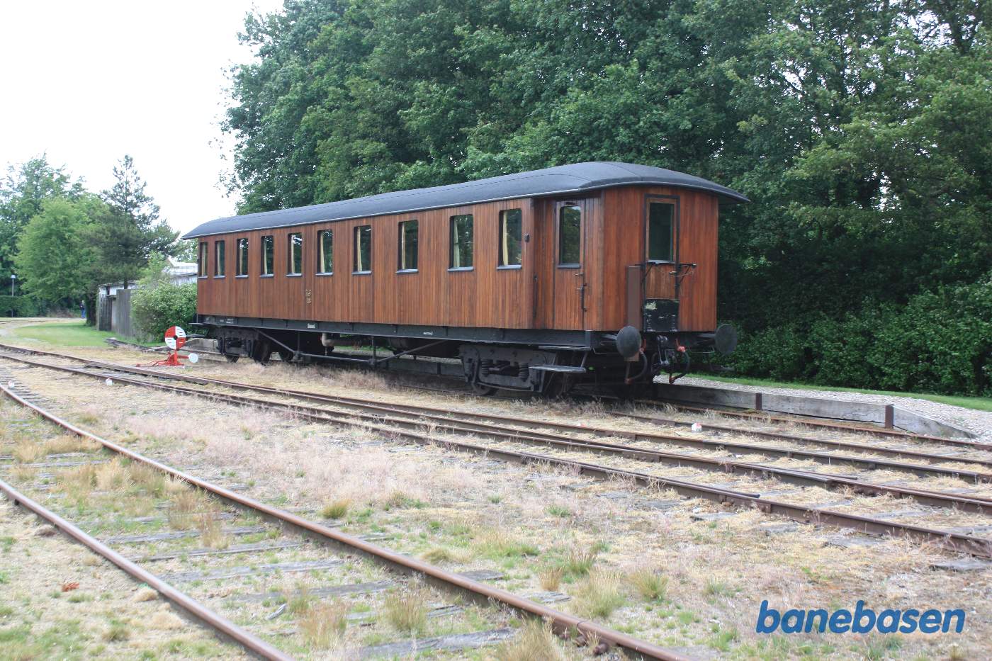 En af de store vogne hensat i sidesporet for enden af spor 1