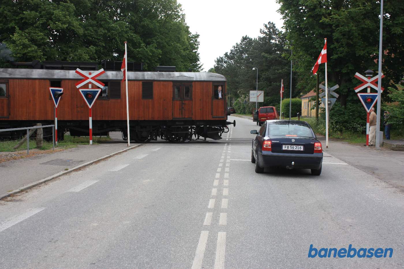 Tog til Maribo på vej over vejen i Bandholm