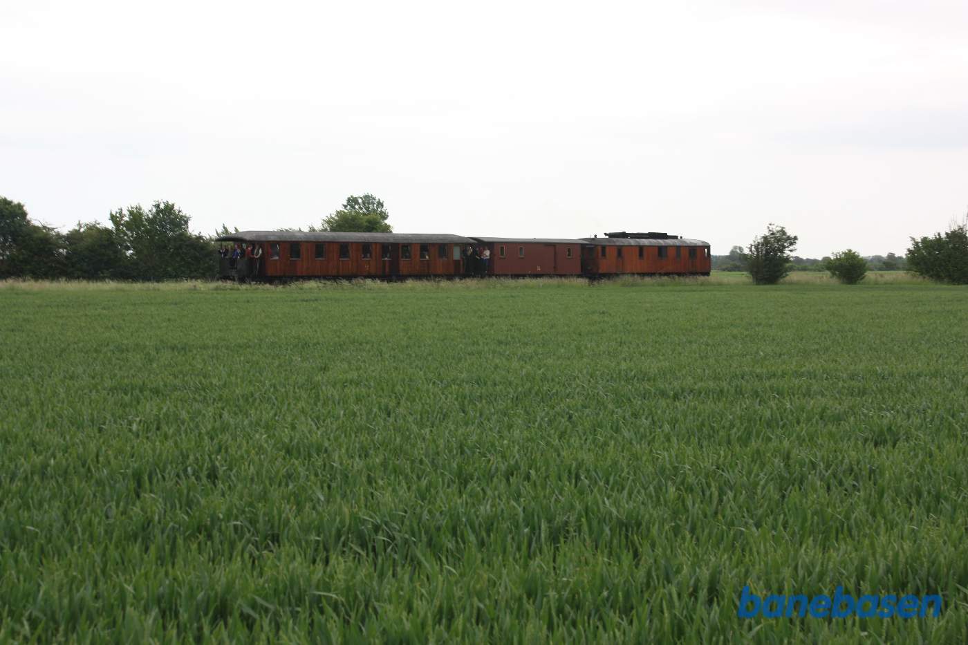 Motortoget på vej over markerne