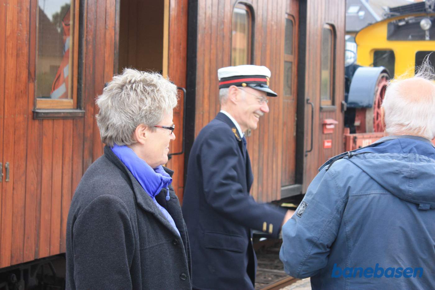 Togføreren, der også har været formand for DJK, hilser på nogle af gæsterne Togføreren, der også har været formand for DJK, hilser på nogle af gæsterne