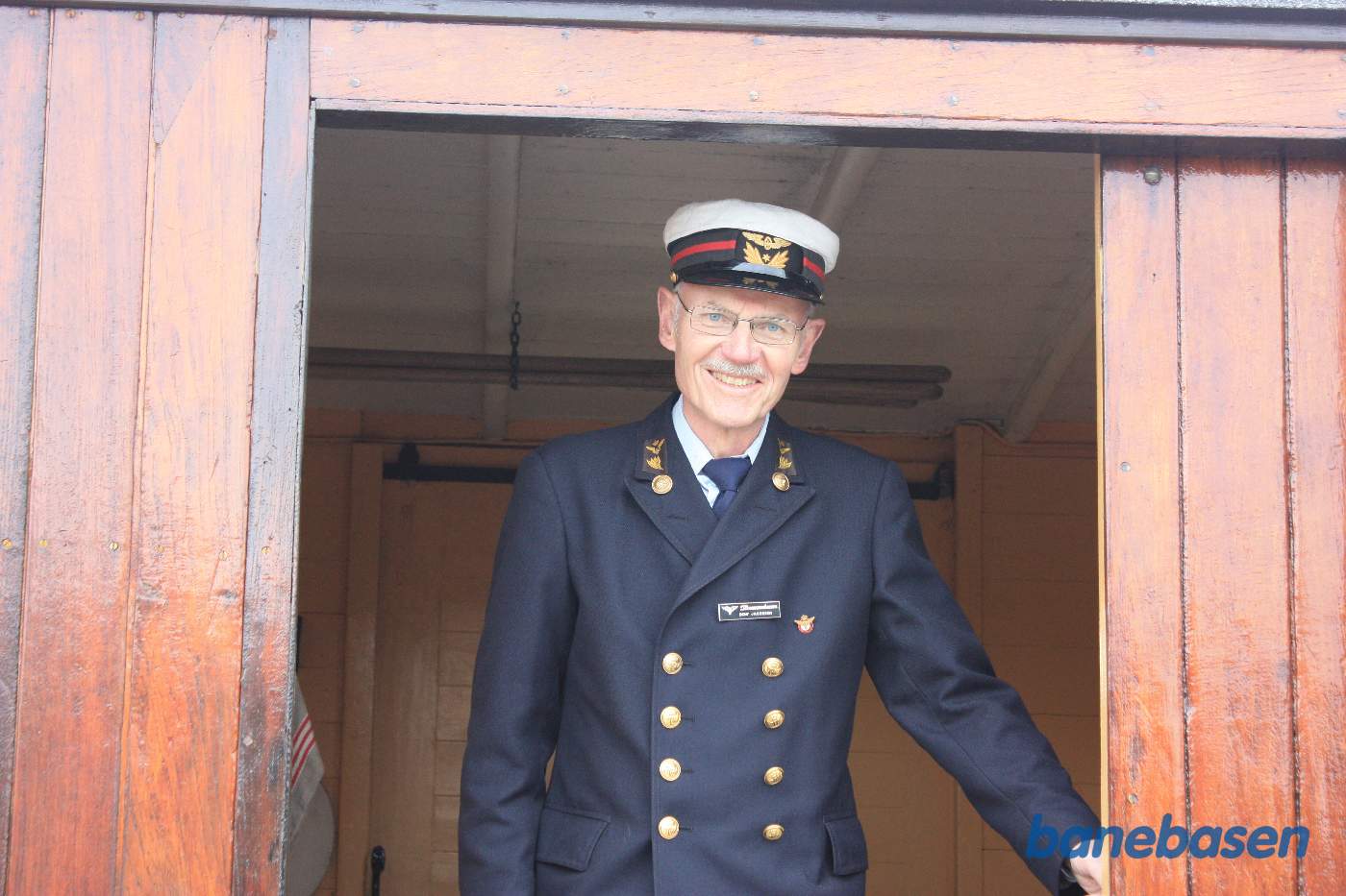 Togføreren, der også har været formand for DJK, hilser på nogle af gæsterne