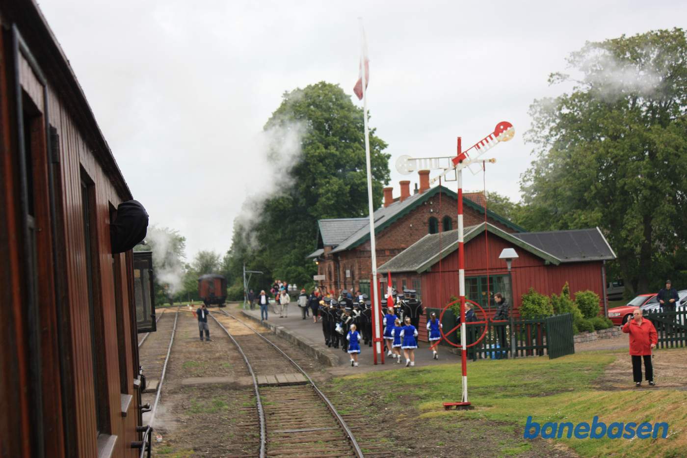 Første morgentog på vej ind på Bandholm station med musikkorps på perronen