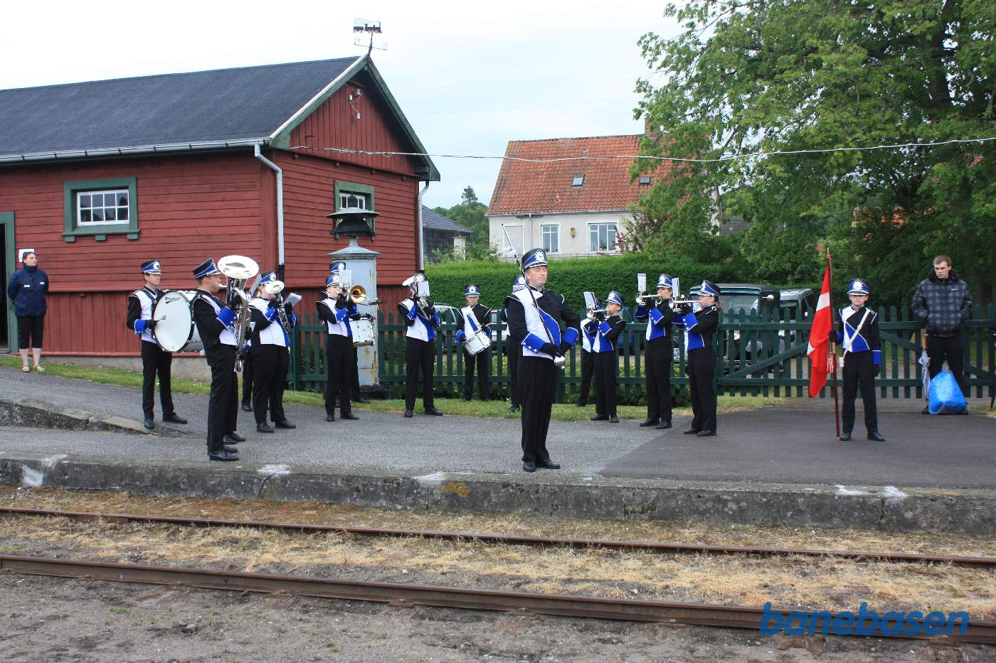 Musikkorpset spiller musik på perronen Musikkorpset spiller musik på perronen