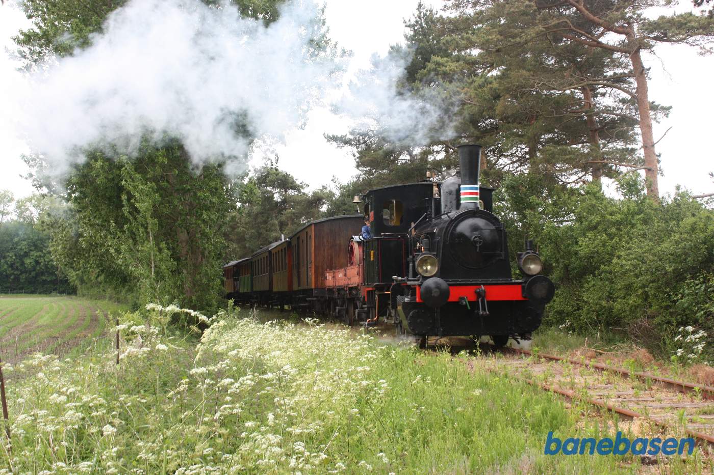 Blandettog på vej ind Bandholm station. Billedet er taget få hundrede meter fra Birketvej overkørslen i Bandholm