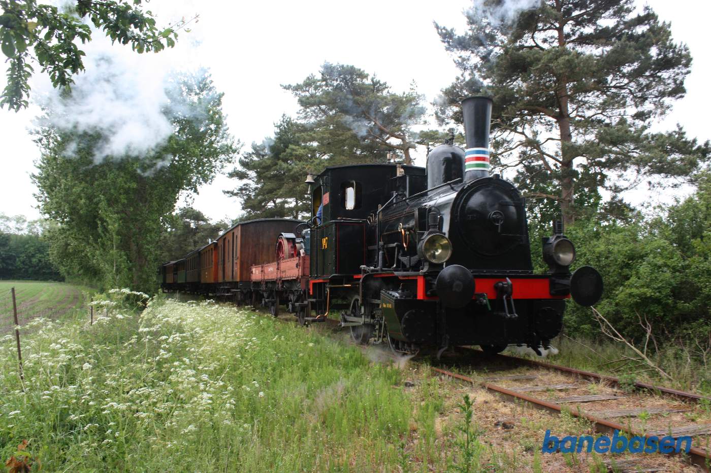 Blandettog på vej ind Bandholm station. Billedet er taget få hundrede meter fra Birketvej overkørslen i Bandholm Blandettog på vej ind Bandholm station. Billedet er taget få hundrede meter fra Birketvej overkørslen i Bandholm