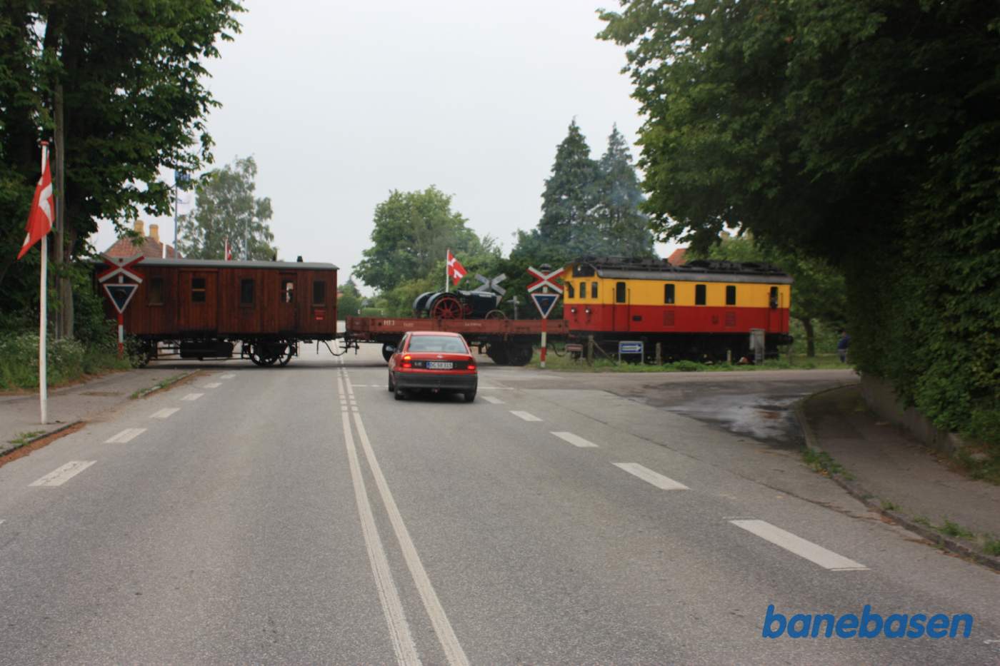 Blandettog i overkørslen med Birketvej, toget er på vej ind på Bandholm station Blandettog i overkørslen med Birketvej, toget er på vej ind på Bandholm station