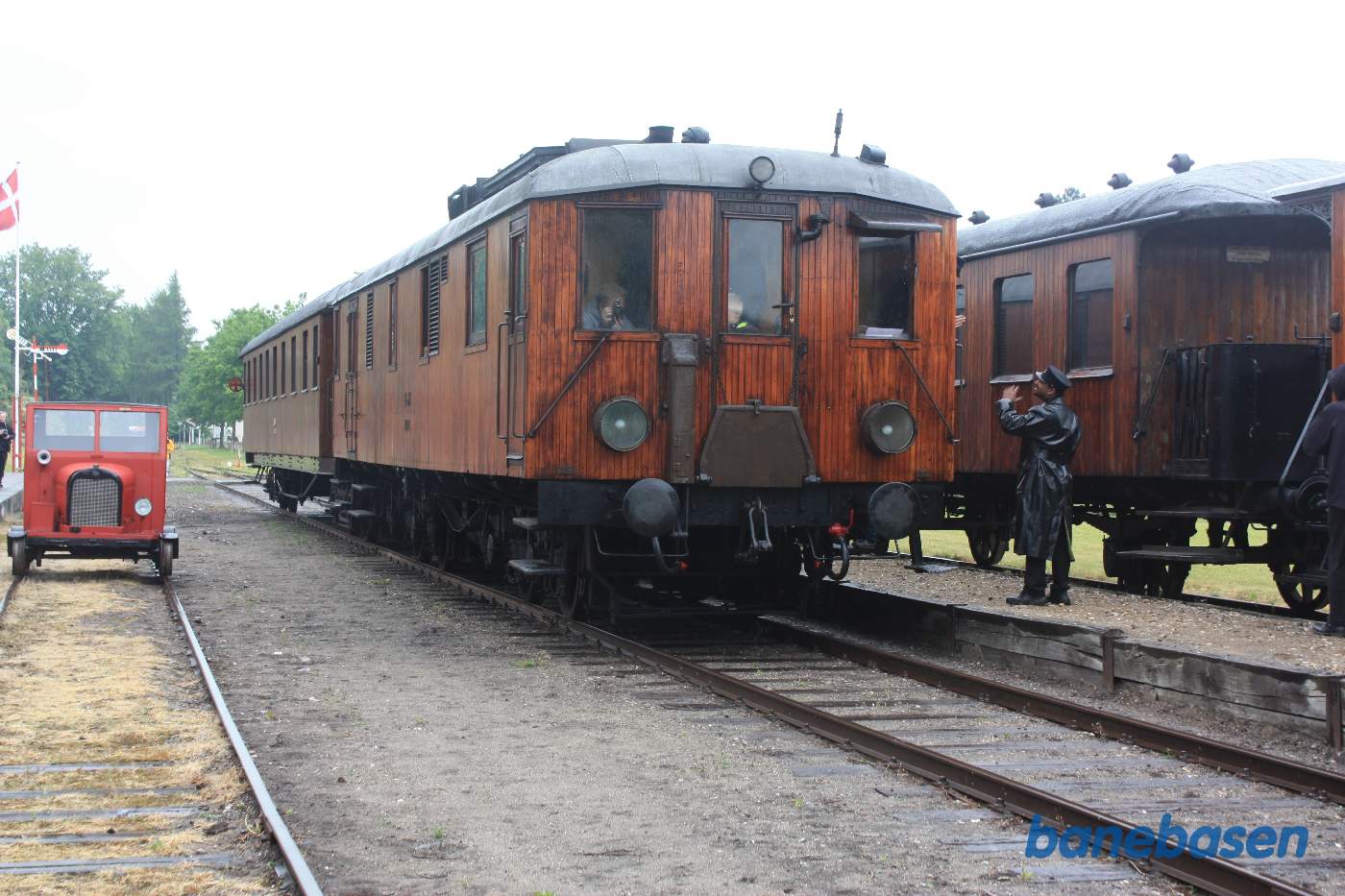 M1 holder i spor 2 på stationen M1 holder i spor 2 på stationen