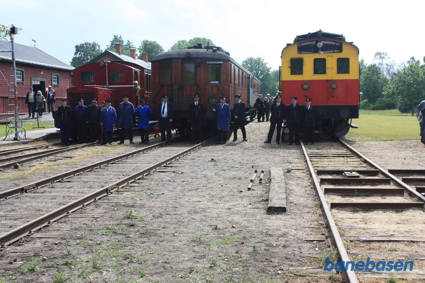 Dagens personale opstillet foran de 3 lokomotiver Dagens personale opstillet foran de 3 lokomotiver