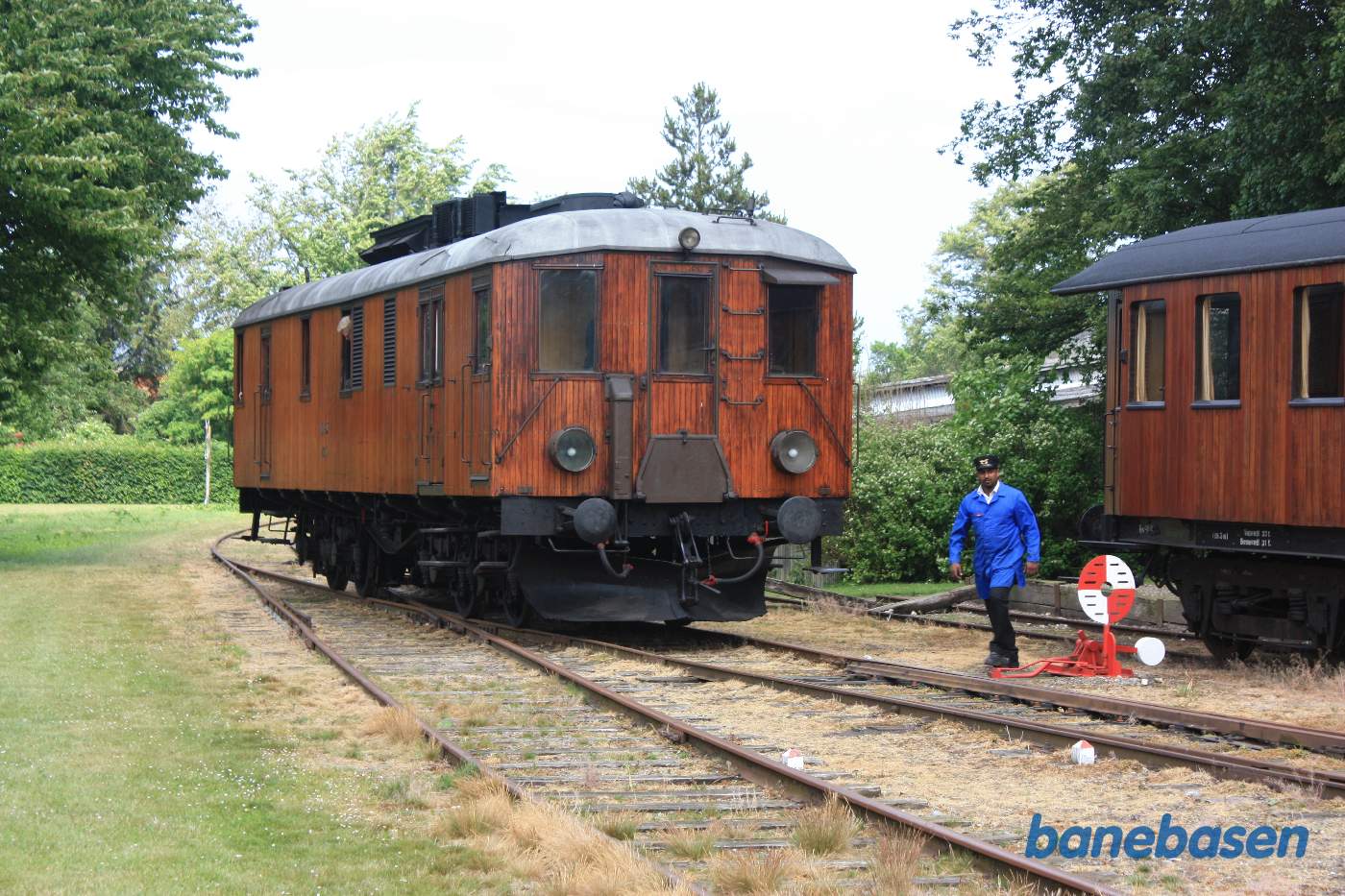M1 rangerer på stationen