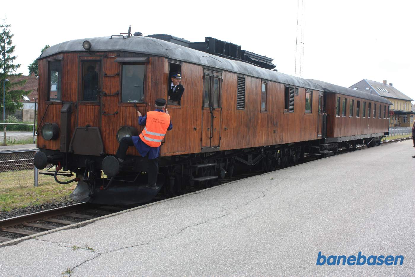 M1 rangerer på stationen, Maribo spor 2, ud til remisen M1 rangerer på stationen, Maribo spor 2, ud til remisen