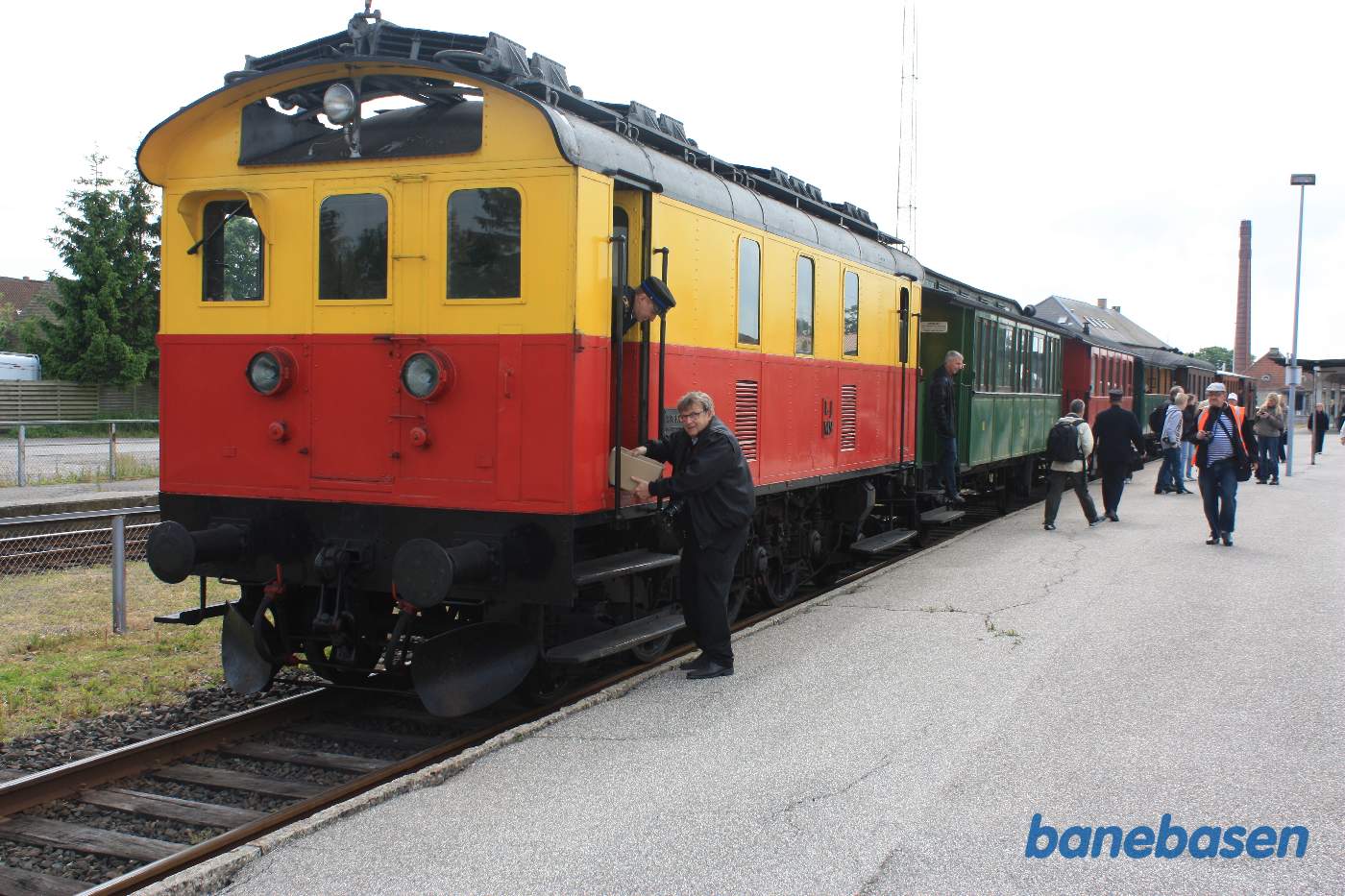 Persontoget ankommet til Maribo, hvor et klubmedlem læsser en kasse op på maskinen, der skal til Bandholm Persontoget ankommet til Maribo, hvor et klubmedlem læsser en kasse op på maskinen, der skal til Bandholm