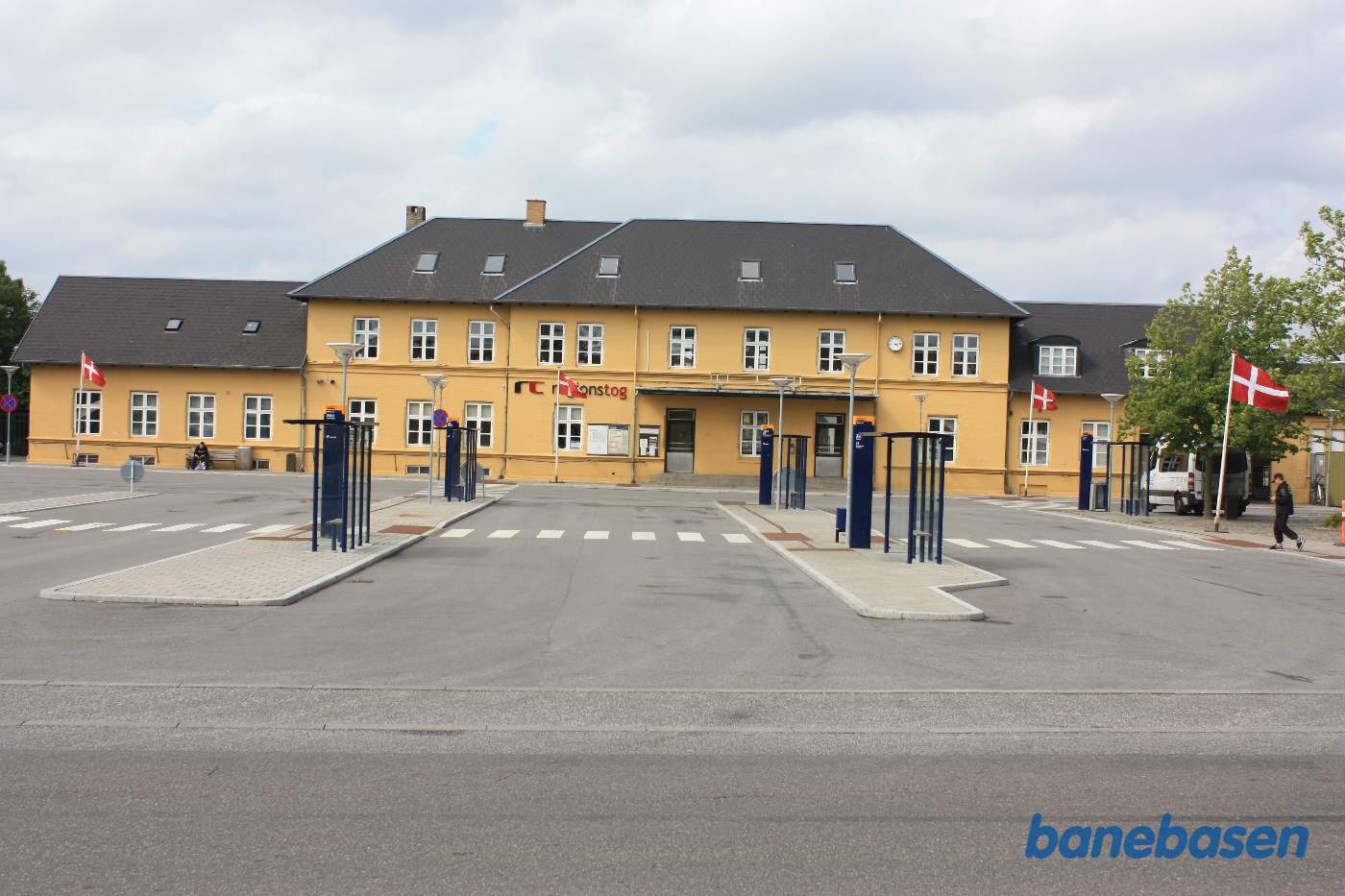 Stationsbygningen set fra busterminalen Stationsbygningen set fra busterminalen