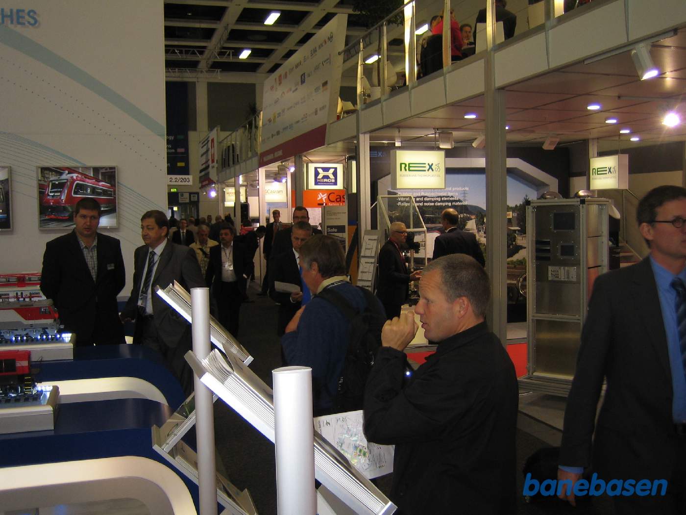 Et vue ud over standene i en af de store udstillingshaller