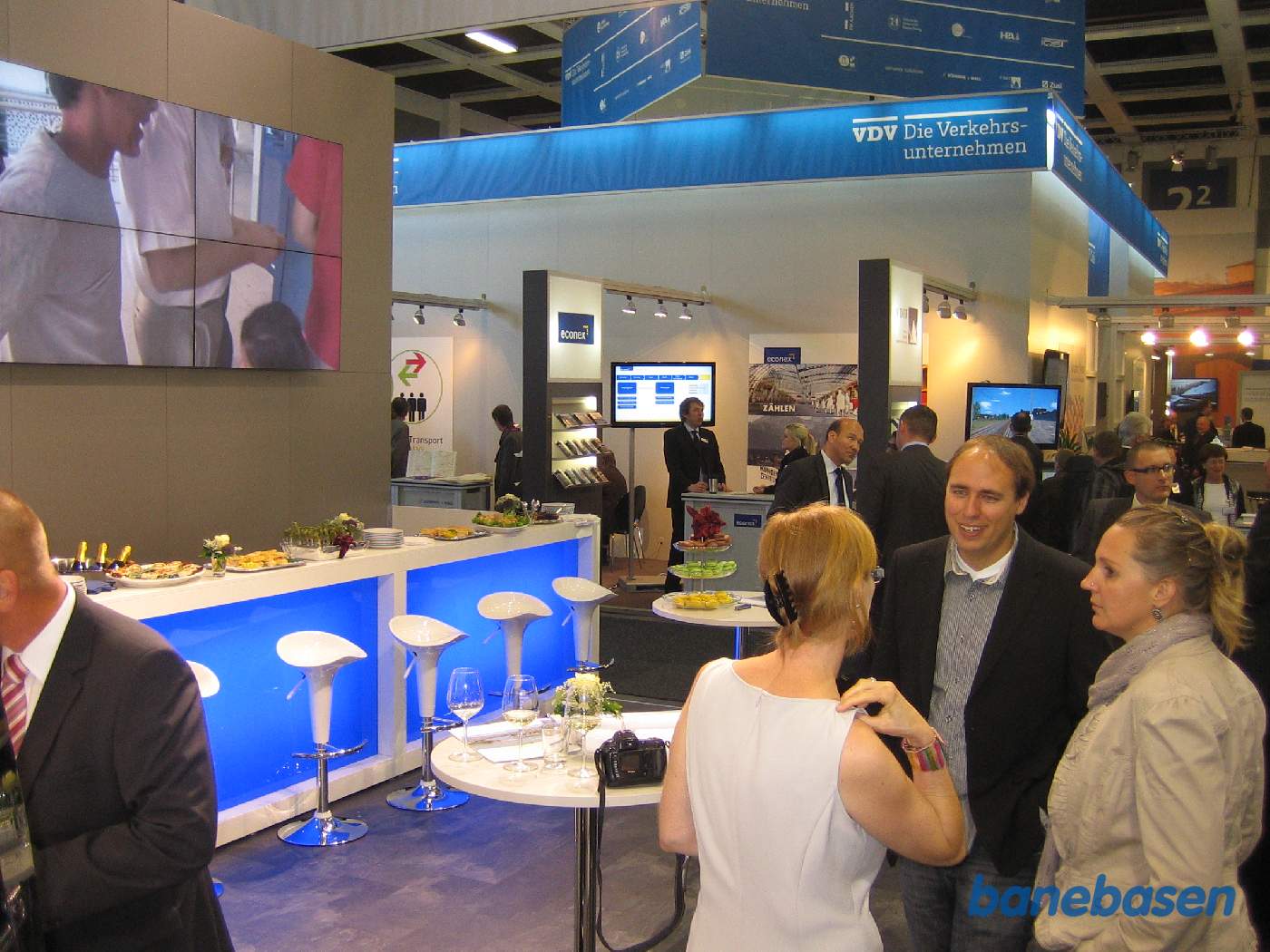 Mange af standene har en bardisk med mad og drikke til gæsterne