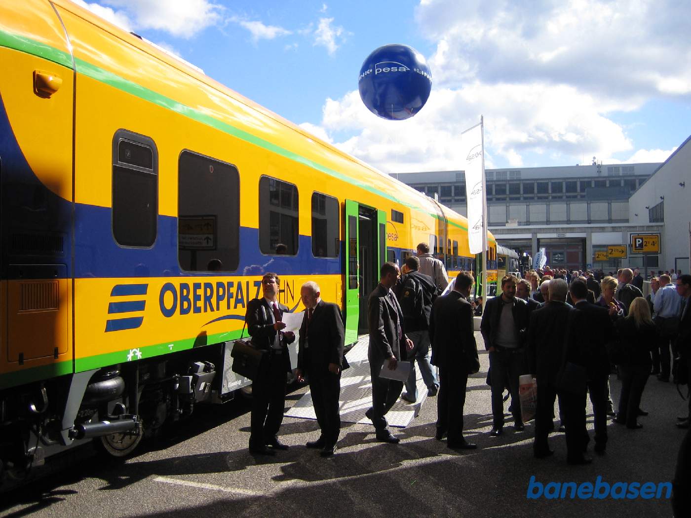 Udenfor på det store område vest for udstillingshallerne er mange forskellige lokomotiver og vogne opstillet
