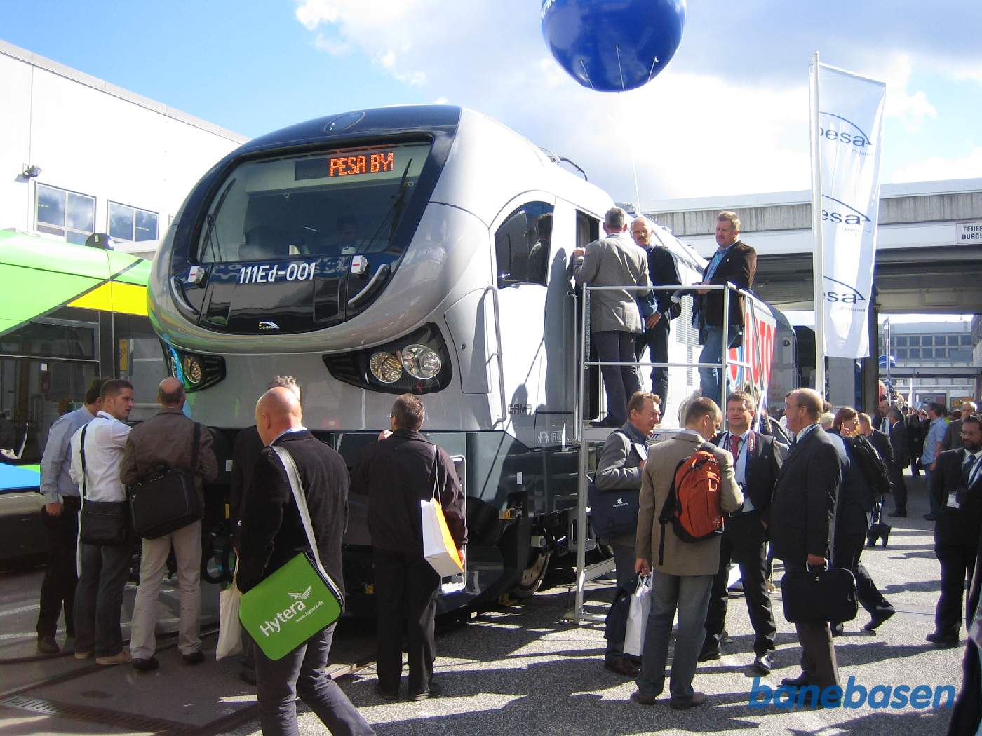 Et nyt elektrisk lokomotiv beundres af gæsterne