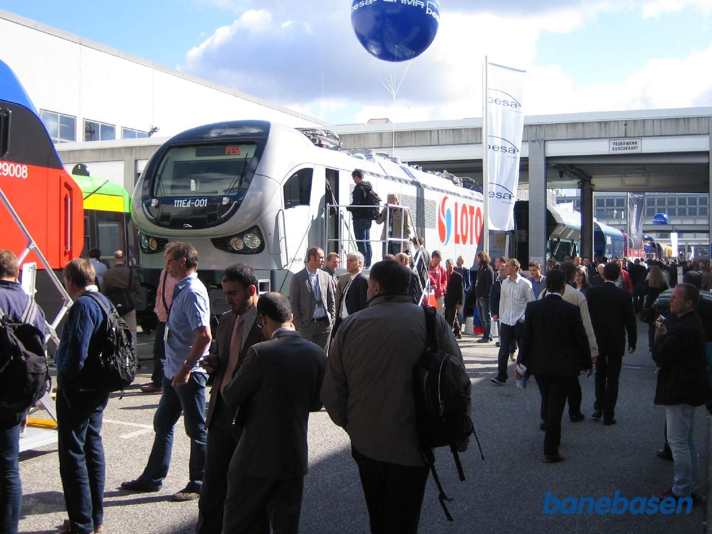 Et nyt elektrisk lokomotiv beundres, lang kø af gæster for at komme ind og se lokomotivet indvendigt