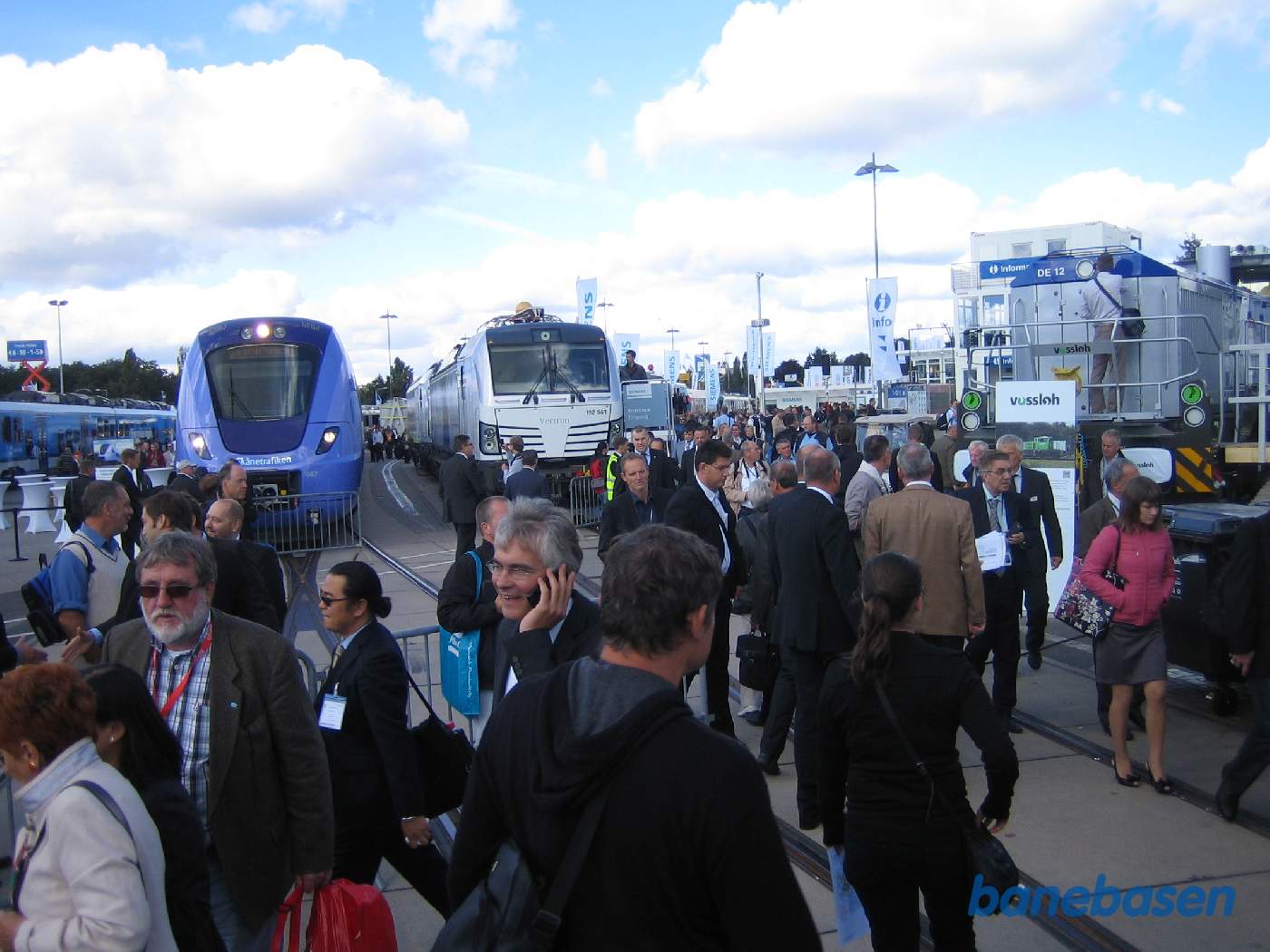 Et vue ud over det store område med tog og mange gæster