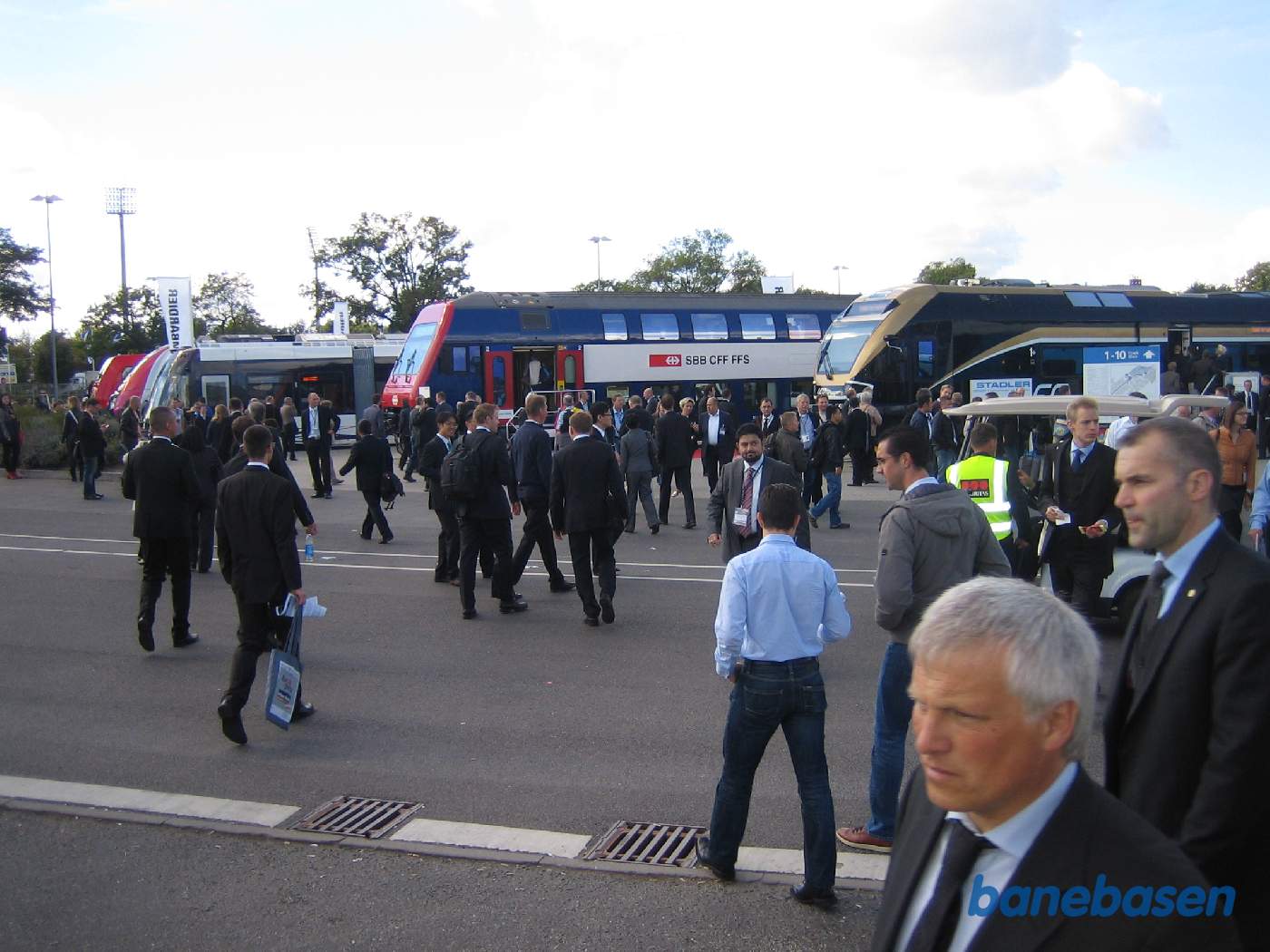 Et vue ud over det store område med tog og mange gæster