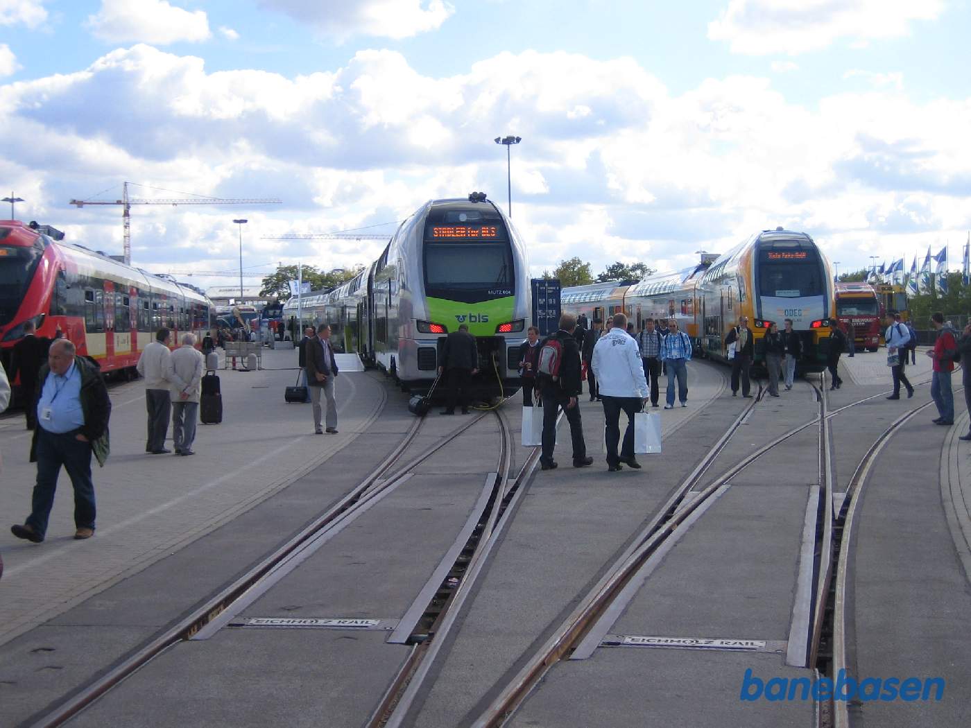 Et vue ud over det store område med tog og mange gæster