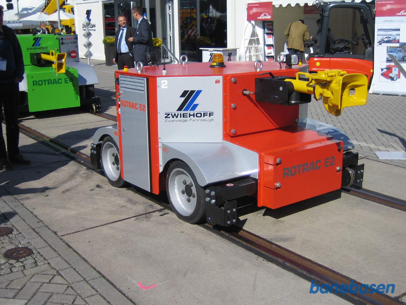 En lille maskine til flytning af materiel i værkstedet på både gummi- og jernbanehjul. En maskine mere ses bagved